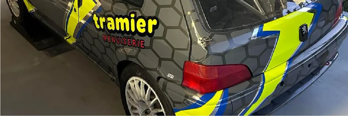 Image d'une voiture personnalisée avec des éléments de design graphique, représentant le service de design automobile pour la création de graphismes sur véhicules et voitures de course.