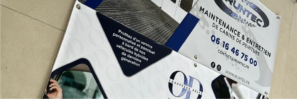 Image d'une bâche signalétique pour un événement, illustrant le service de création de signalétique personnalisée pour les entreprises, salons et événements extérieurs.
