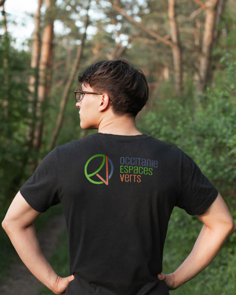 Logo Occitanie Espaces Verts imprimé sur un tee-shirt noir pour la communication textile de l’entreprise