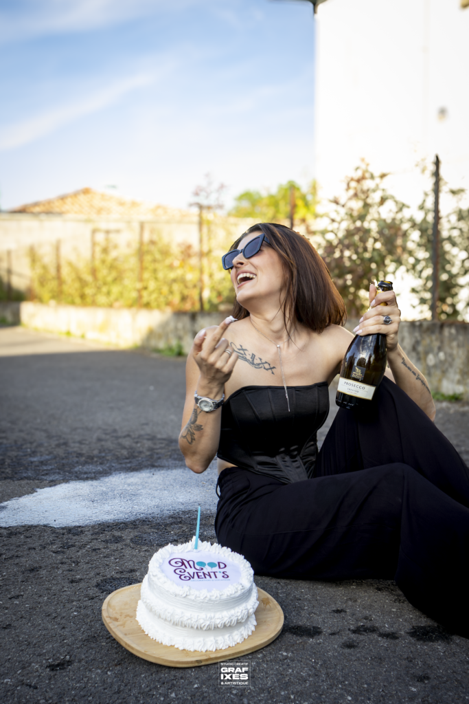 Photo publicitaire Mood Event’s avec gâteau d’anniversaire personnalisé